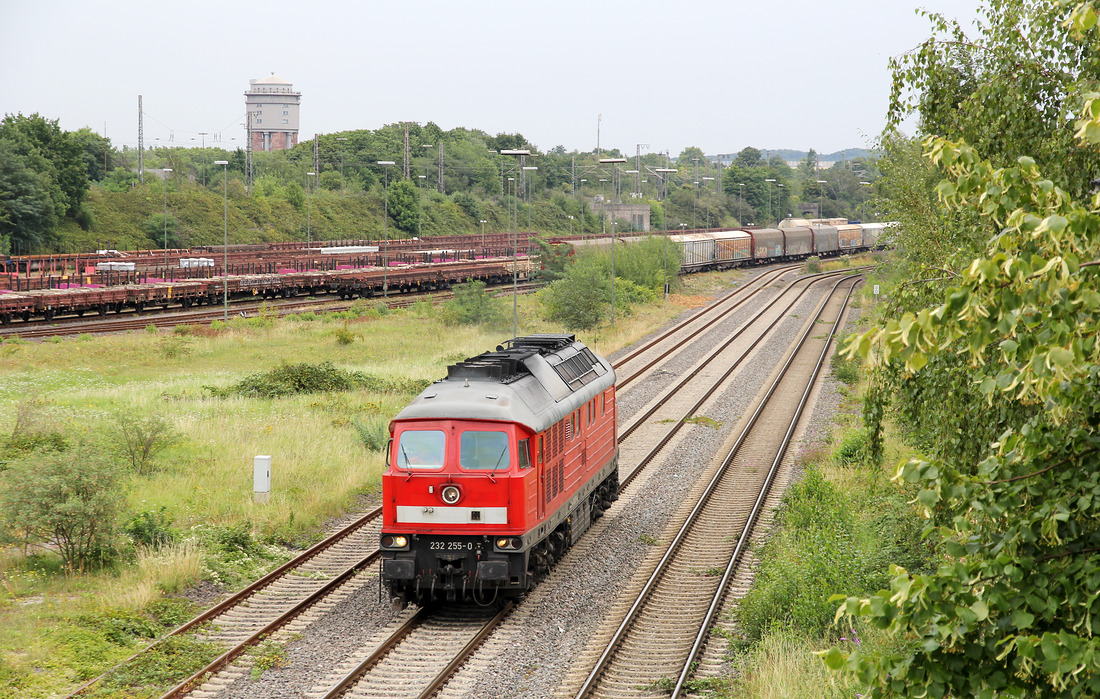 232 255 durchfährt den Güterbahnhof Duisburg-Hochfeld Süd mit Ziel HKM.
Aufgenommen am 8. August 2017.