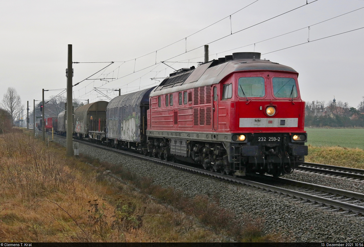 232 259-2 (132 259-3) röhrt mit einem Gemischtwarenladen durch Gnadau Richtung Magdeburg.

🧰 DB Cargo
🚩 Bahnstrecke Magdeburg–Leipzig (KBS 340)
🕓 13.12.2021 | 10:56 Uhr