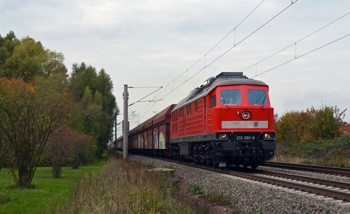 232 280 führte den nur saisonal verkehrenden Leerkohlezug vom Kraftwerk Dessau zurück nach Profen. Hier dieselt die Ludmilla am 23.10.16 durch Greppin Richtung Leipzig. Gruß zurück!
