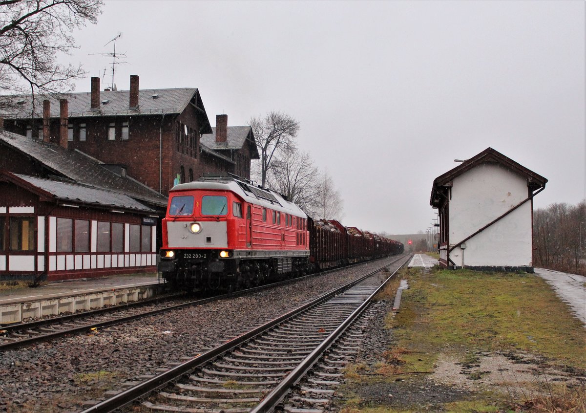 232 283-2 und 155 110-0 (WFL) fuhr am 22.01.21 wieder einen Holzzug von Triptis nach Kaufering. Hier zu sehen in Neustadt an der Orla.