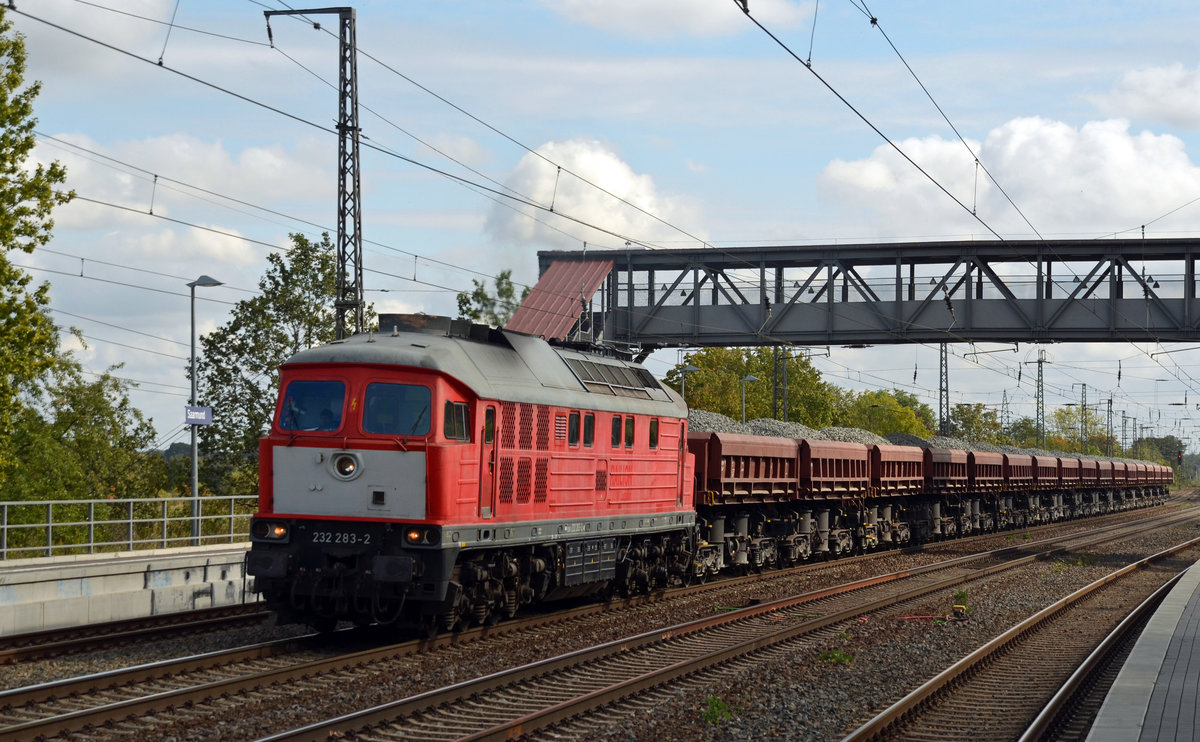 232 283 der WFL schleppte am 26.09.19 einen Schotterzug durch Saarmund Richtung Seddin.