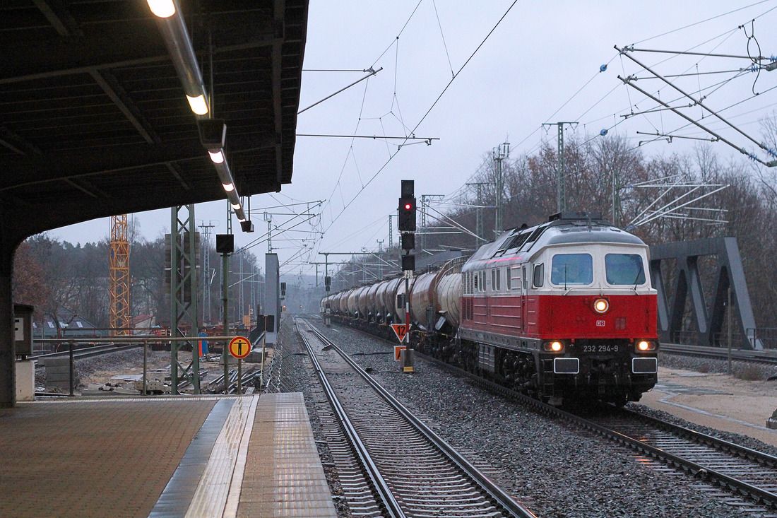 232 294 mit einem Ganzzug aus Knickkesselwagen am 20. Februar 2017 im Bahnhof Michendorf.
Ob es sich um die Leistung aus Kostrzyn handelt, kann ich leider nicht sagen,
