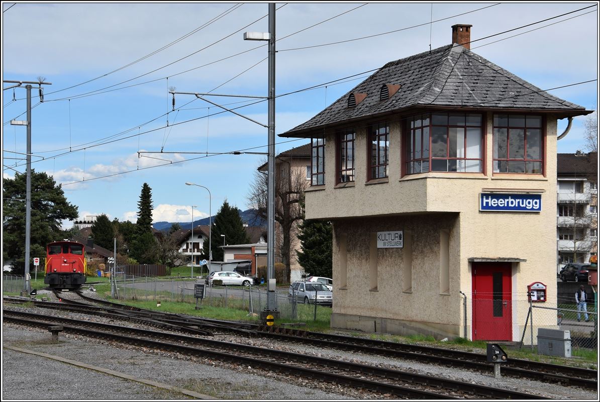 232 305-3 auf dem Widnauer Industriegeleise und das alte Stellwerk von Heerbrugg. (04.04.2018)