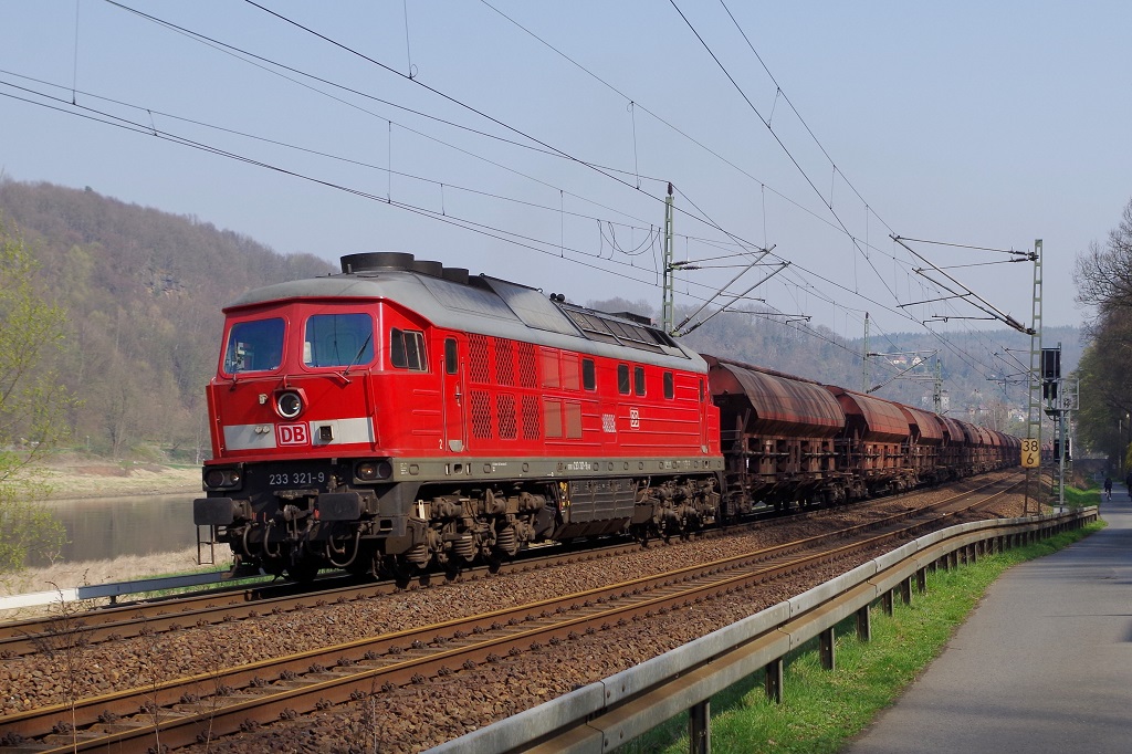 232 321 DB Schenker mit Getreidezug am 29.03.2014 bei Obervogelgesang gen Pirna. 