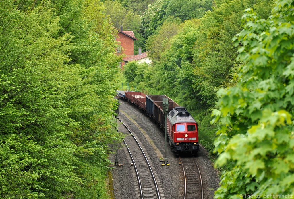 232 330 (92 80 1232 330-1 D-DB) mit Güterzug am 24.05.2013 in Großalbershof