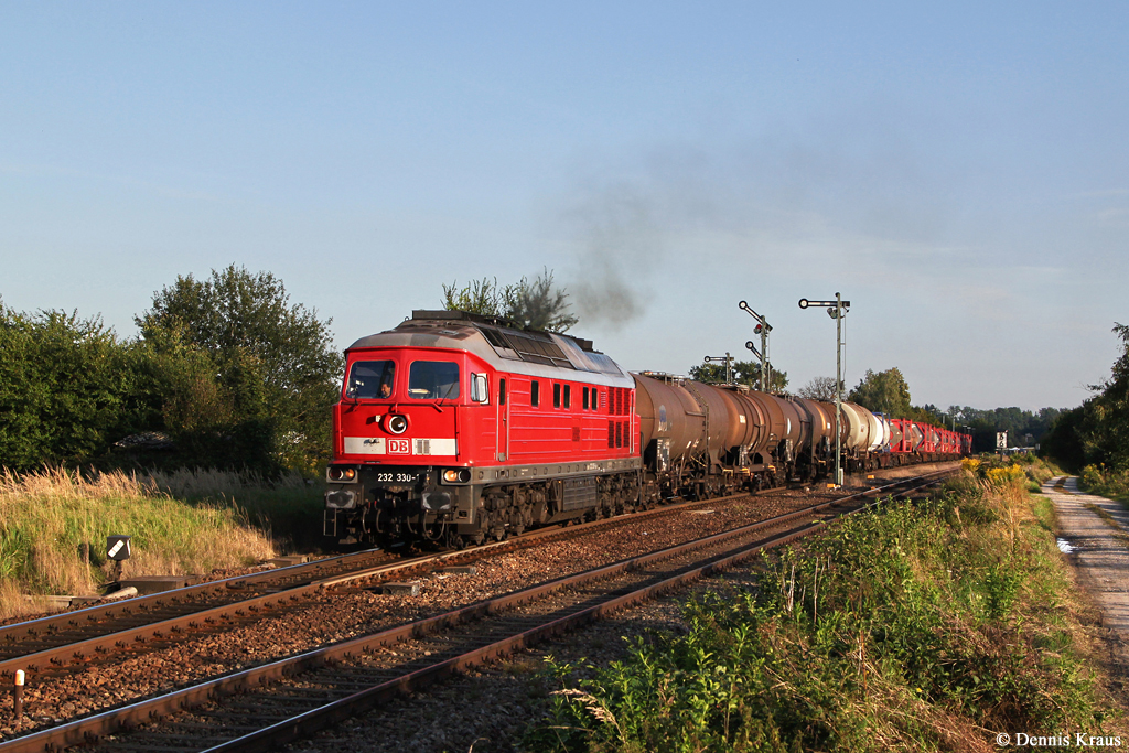 232 330 mit einem Güterzug am 28.08.2014 in Tüßling.