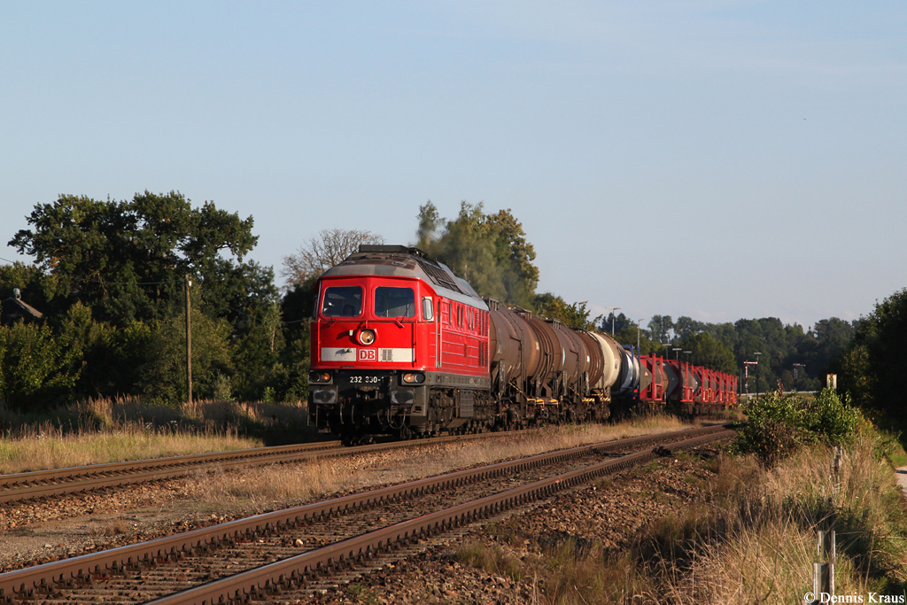 232 330 mit Güterzug am 28.08.2014 in Tüßling.