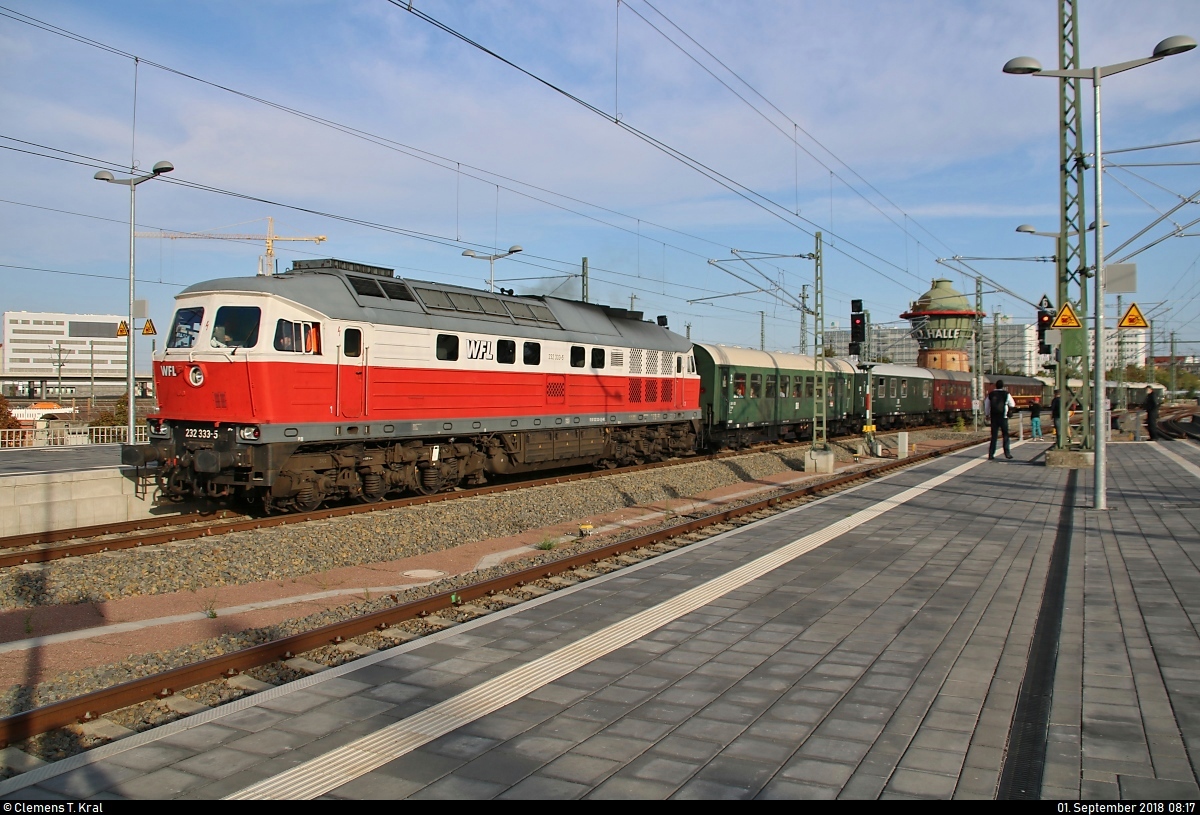 232 333-5 der Wedler Franz Logisik GmbH & Co. KG (WFL) als DPE 20161 von Berlin-Schöneweide nach Meiningen anlässlich der 24. Meininger Dampfloktage erreicht Halle(Saale)Hbf auf Gleis 9.
[1.9.2018 | 8:17 Uhr]