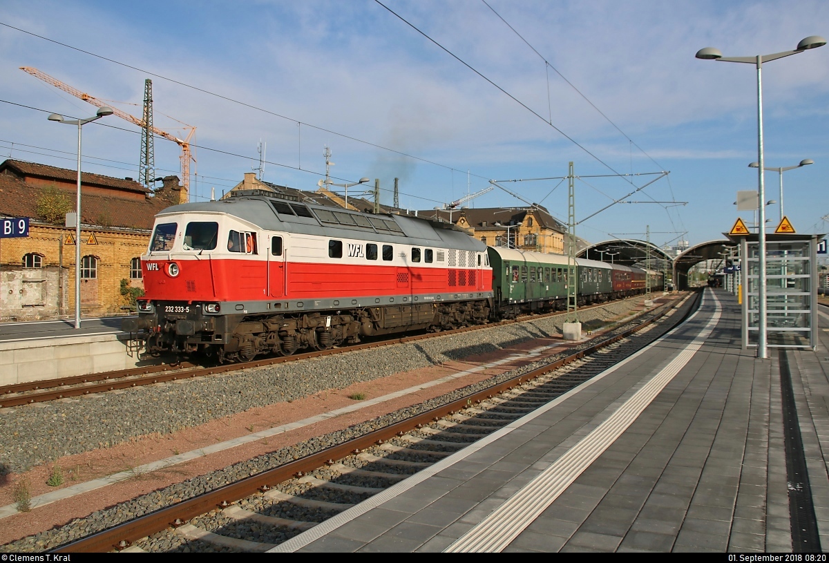 232 333-5 der Wedler Franz Logisik GmbH & Co. KG (WFL) als DPE 20161 von Berlin-Schöneweide nach Meiningen anlässlich der 24. Meininger Dampfloktage verlässt Halle(Saale)Hbf auf Gleis 9.
[1.9.2018 | 8:20 Uhr]