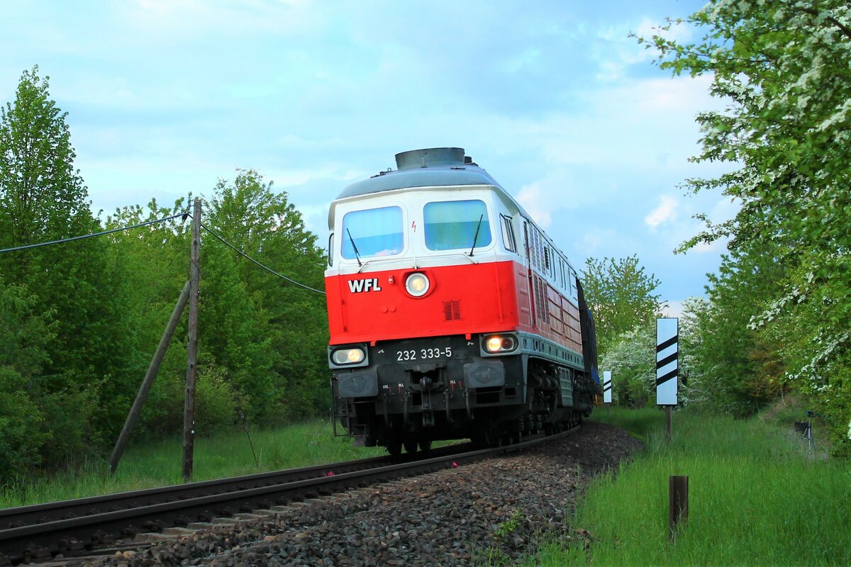 232 333-5 (WFL) am 28.5.2021 mit dem Holzzug aus Triptis bei der Durchfahrt durch Pößneck. Der Zug war auf dem Weg von Triptis nach Kaufering. Am Zugende lief noch 155 159-7 (WFL) mit.