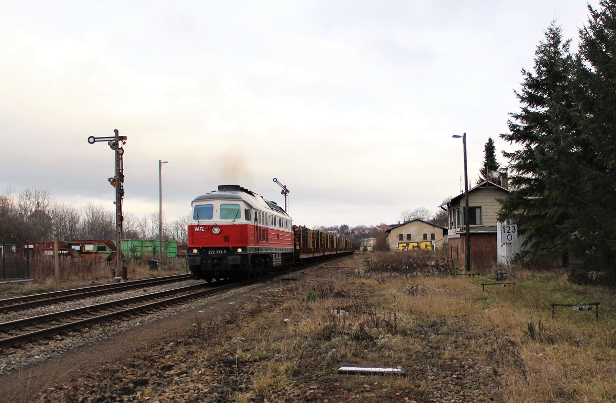 232 333 zu sehen am 12.12.19 mit einem Holzzug bei der Ausfahrt in Pößneck oberer Bahnhof. Der Zug fuhr von Triptis nach Kaufering.