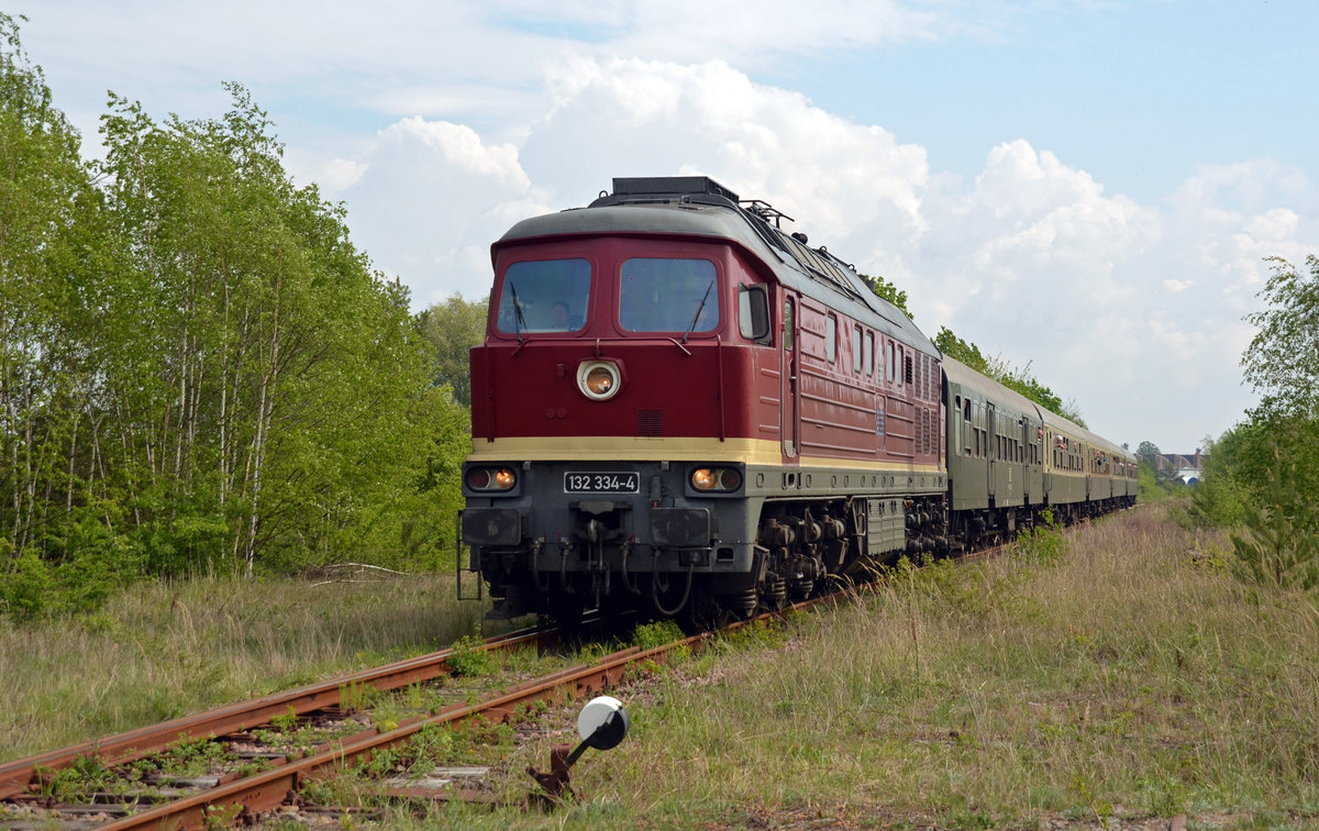 232 334 der EBS bespannte am 27.04.19 als Ersatz für 41 1144 einen Sonderzug von Erfurt nach Ferropolis bei Gräfenhainichen. Hier befindet sich der Sonderzug bereits auf der ehemaligen Grubenbahn in Gräfenhainichen kurz vor dem Ziel.