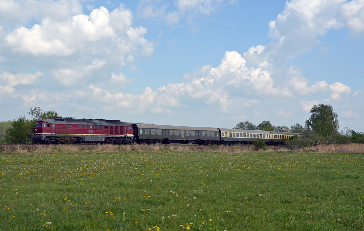 232 334 der EBS unternahm am 27.04.19 nach Ankunft in Ferropolis auf dem Gleisdreieck bei Jüdenberg eine Drehfahrt. Hier schiebt sie nach erfolgter Drehfahrt ihren Sonderzug wieder zurück nach Ferropolis.