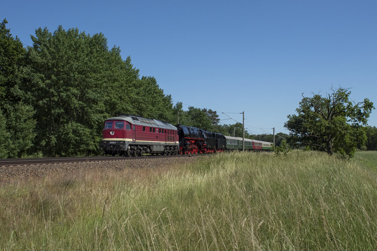 232 334 der EBS zieht 01 0509 und einen Sonderzug durch Paulinenaue in Richtung Schwerin.