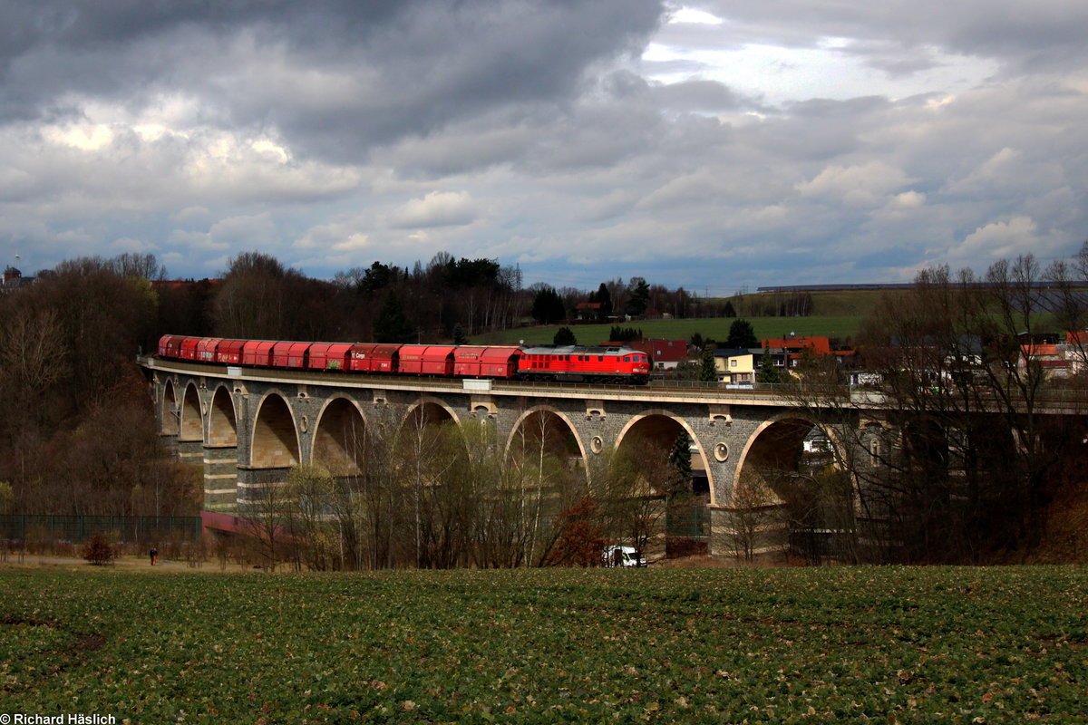 232 347-5 zieht einen leeren Gipszug über das Bahrebachmühlenviadukt.