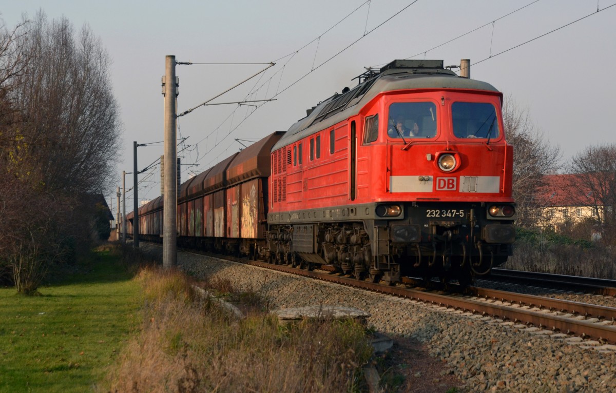 232 347 beförderte am 15.12.15 den Leerkohlezug von Dessau nach Profen. In der Nachmittagssonne dieselte sie durch Greppin Richtung Leipzig. Gruß an den Tf!