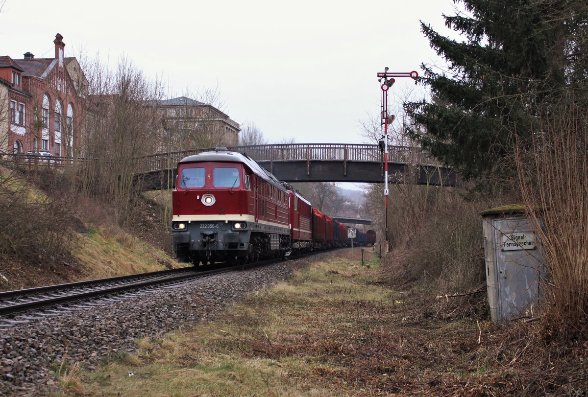 232 356-6 und 155 110-0 (WFL) fuhren am 21.03.21 mit einem leeren Holzzug durch Pneck  nach Triptis.