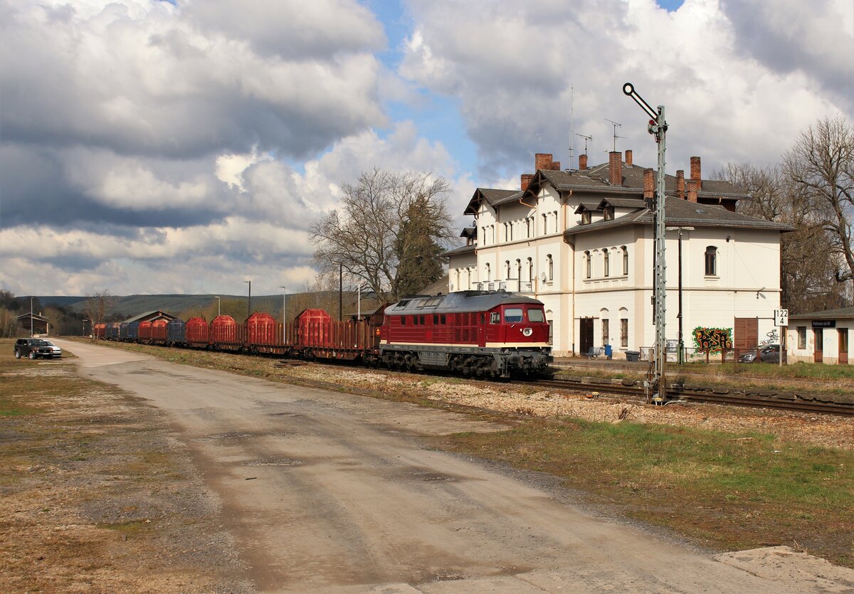 232 356 (WFL) zu sehen am 15.04.21 mit einem leeren Holzzug für Triptis in Pößneck oberer Bahnhof.