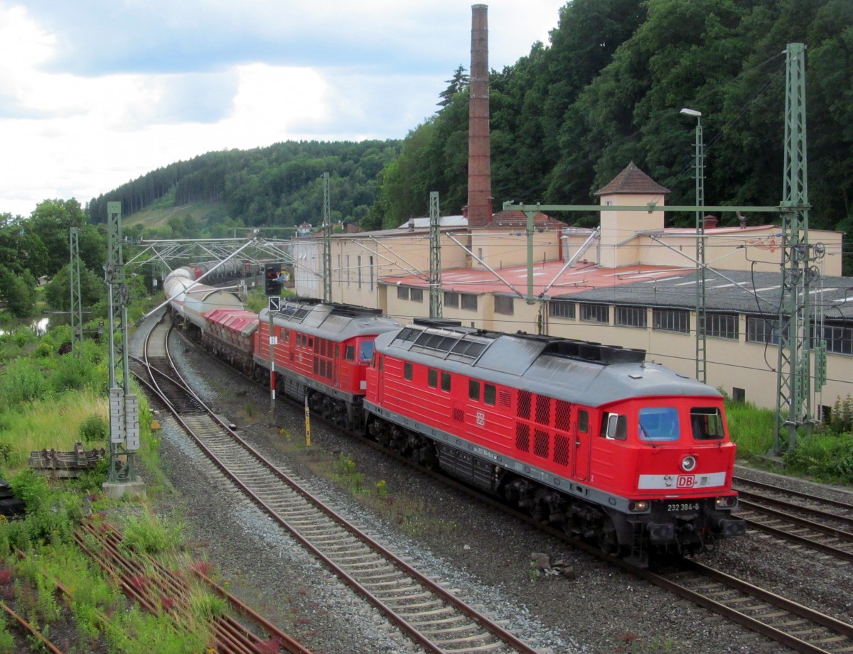 232 384-8 und 232 635-3 ziehen am 25. Juni 2014 einen gemischten Güterzug durch Kronach in Richtung Saalfeld.