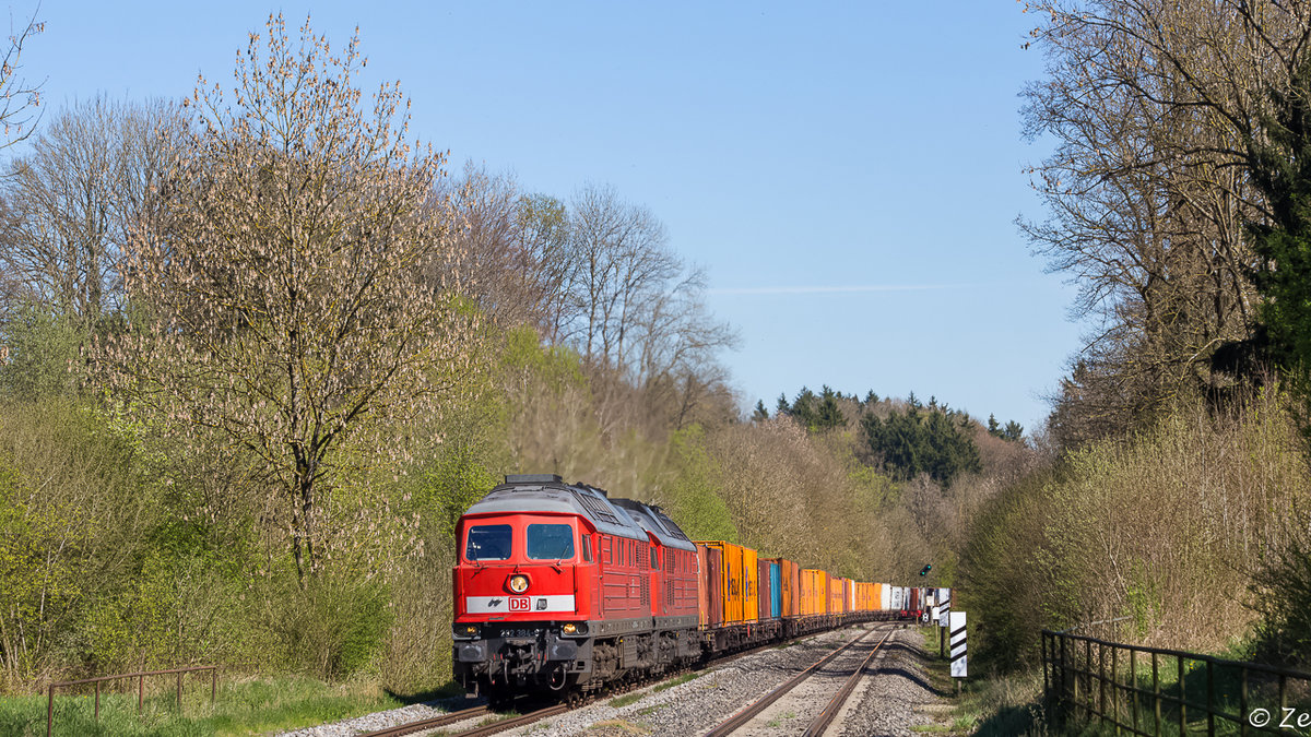 232 384-8 mit einer Schwesterlok am 17.04.2014 mit einem verspäteten Containerzug in Richtung Ulm Rbf (weiter nach Bremen). Heute, genau 2 Jahre später verkehrt hier die BR 247 in Einzeltraktion.