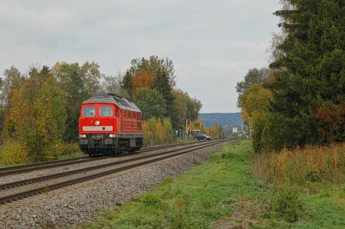 232 388-9 fährt in Schweinhausen in Richtung Aulendorf. 23.10.2015