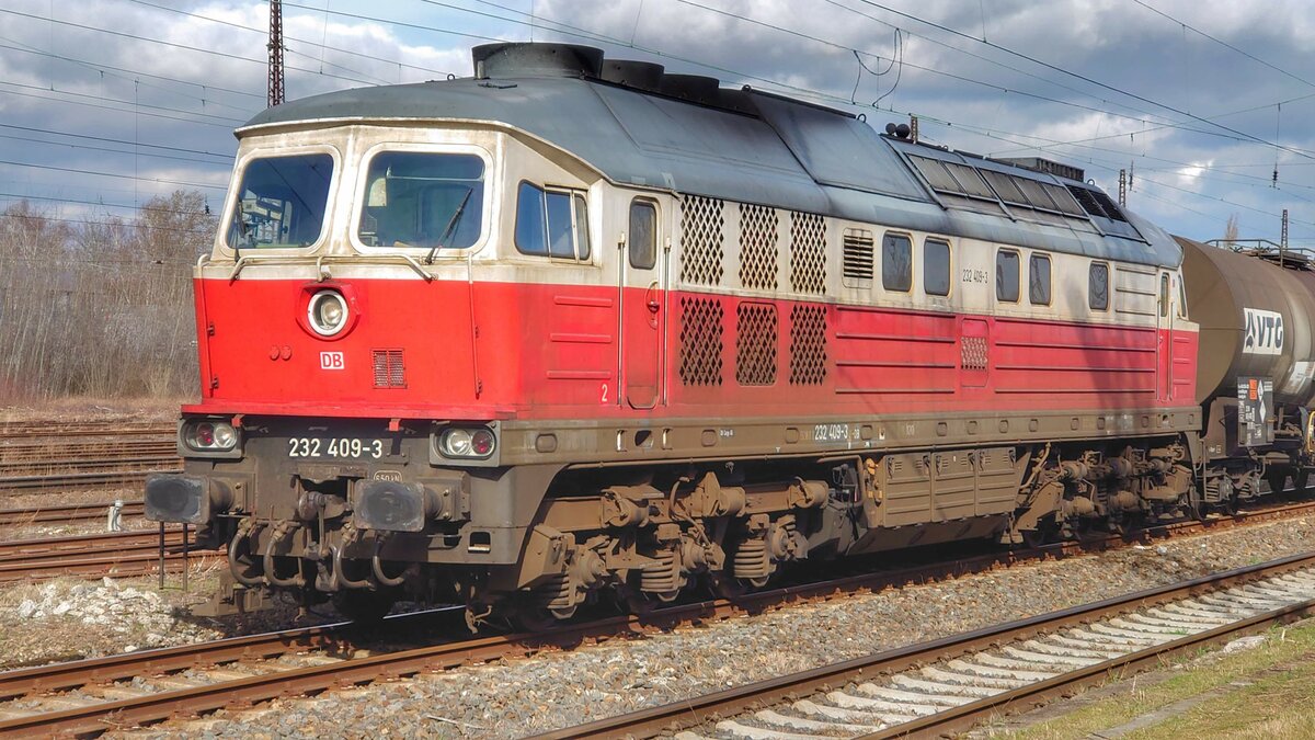 232 409 ist wieder bei der DB und steht am 25.2.22 kurz mit einem Kesselwagenzug in Leipzig-Schönefeld zur Weiterfahrt nach Engelsdorf.
