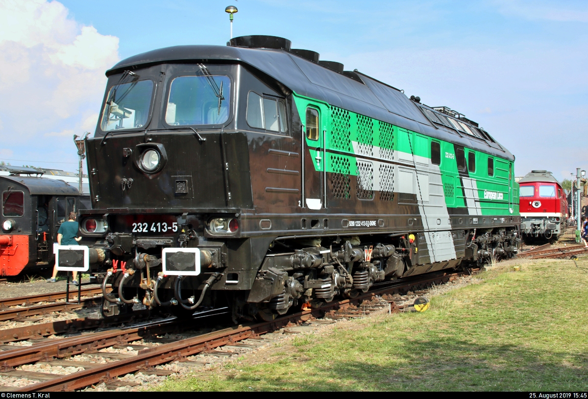 232 413-5 (132 413-6) der Nossen-Riesaer Eisenbahn-Compagnie GmbH (NRE) steht anlässlich des 28. Heizhausfests im Sächsischen Eisenbahnmuseum Chemnitz-Hilbersdorf (SEM).
[25.8.2019 | 15:45 Uhr]