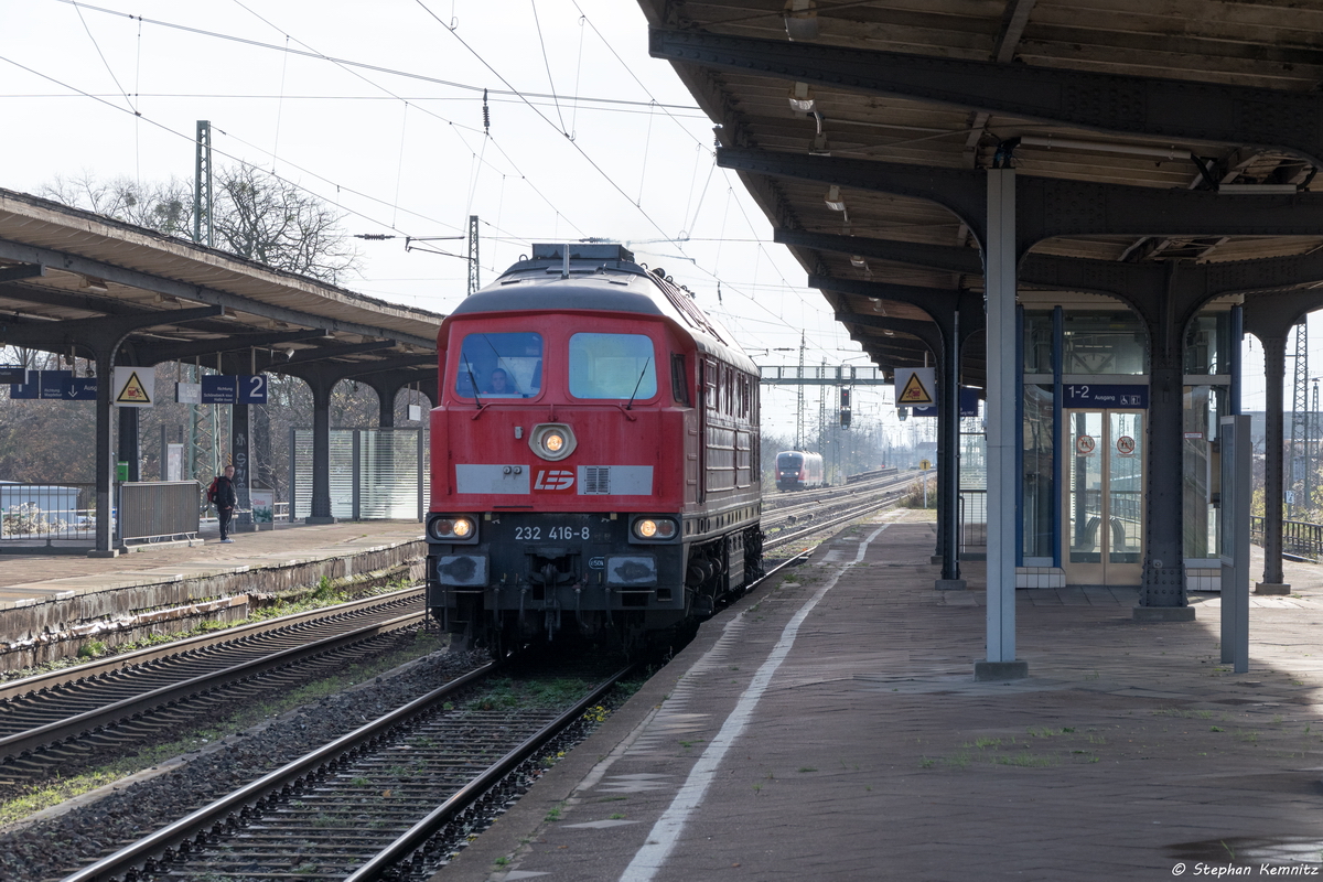232 416-8 LEG - Leipziger Eisenbahnverkehrsgesellschaft mbH kam solo durch Magdeburg-Buckau gefahren und war auf dem Weg zum Hauptbahnhof gewesen. Netten Gruß an den Tf! 20.11.2015