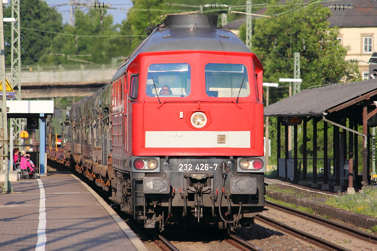 232 426-7 DB Schenker Rail mit Bundeswehrzug in Hochstadt/ Marktzeuln am 26.06.2012.