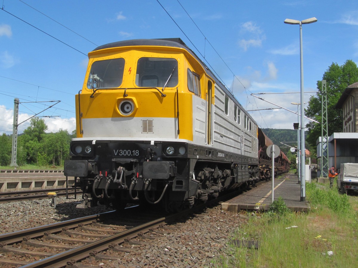 232 446-5 (V300.18) der SGL steht am 12. Mai 2014 mit einem Schotterzug im Bahnhof Pressig-Rothenkirchen auf Gleis 1.