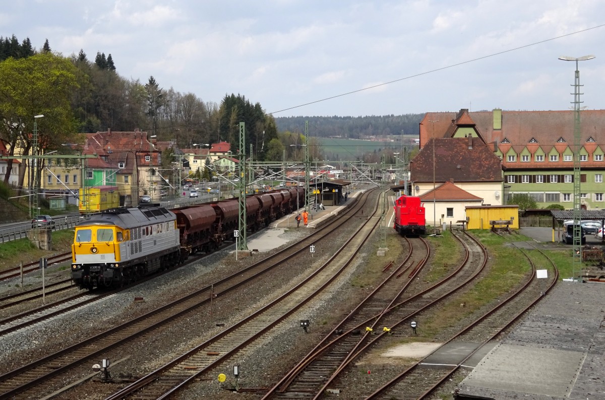 232 446-5 (V300.18) der SGL zieht am 16. April 2015 einen Schotterzug aus Kronach in Richtung Lichtenfels heraus.
