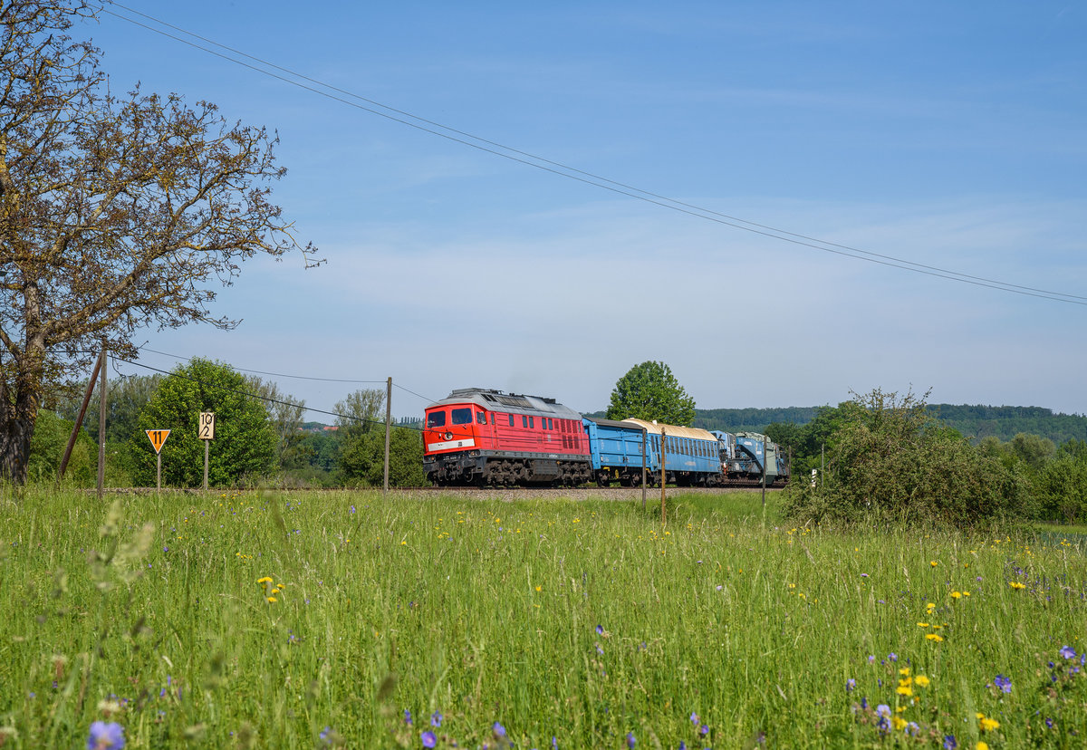232 469 mit einem Trafo Transport GC 62749 nach Balingen-Engslatt.Aufgenommen bei Gomaringen am 28.5.2017.