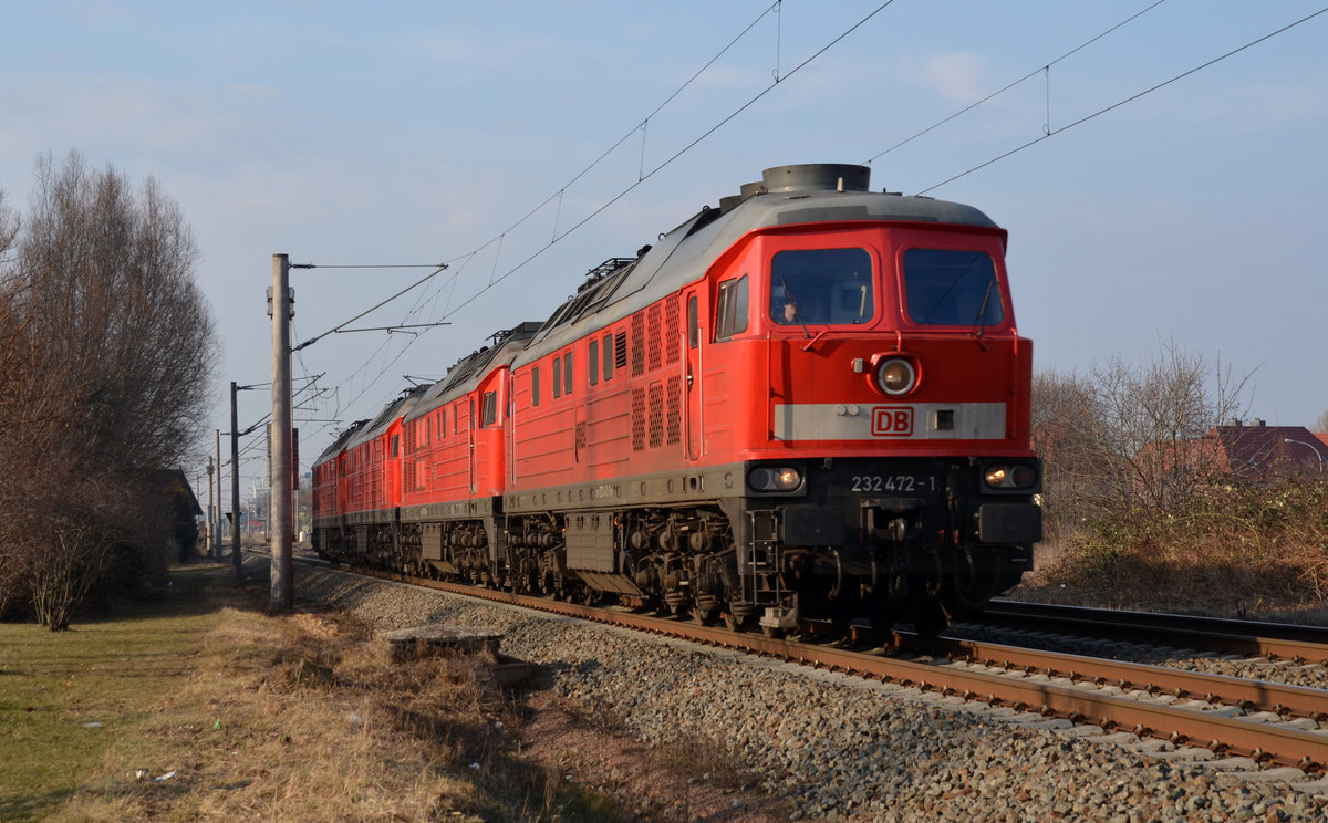 232 472 schleppte am 16.02.17 ihre Schwestern 233 232, 232 280 und 233 285 von Magdeburg-Rothensee nach Halle(S). Hier rollt der Lokzug durch Greppin Richtung Leipzig.