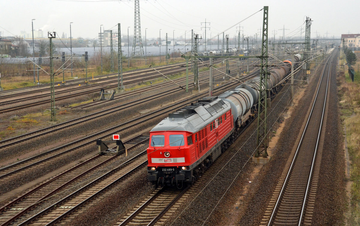 232 489 der MEG führte am 02.12.17 einen Kesselwagenzug auf dem Gegengleis durch Bitterfeld Richtung Halle(S).