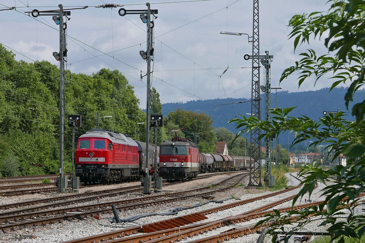 232 498-6 hat am 24.08.2018 in Lindau-Reutin die aus Buchs kommenden Wagen von 1144 290 bernommen, die jetzt nicht mehr vor, sondern neben dem Zug steht.