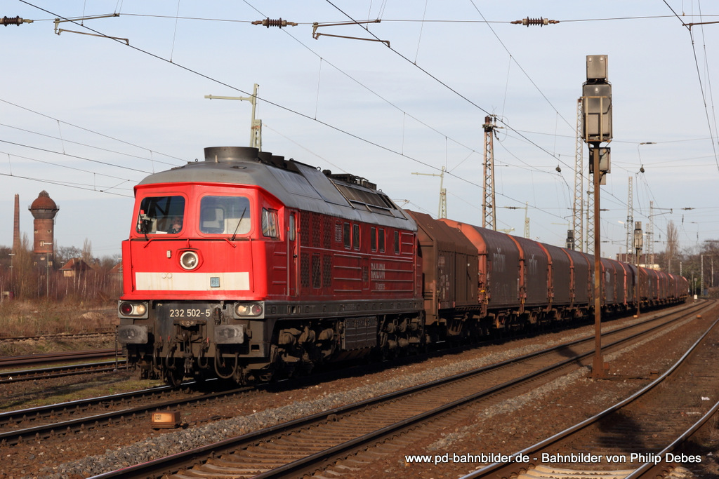 232 502-5 (Railion DB Logistics) mit einem Gterzug in Duisburg Bissingheim, 18. Januar 2014