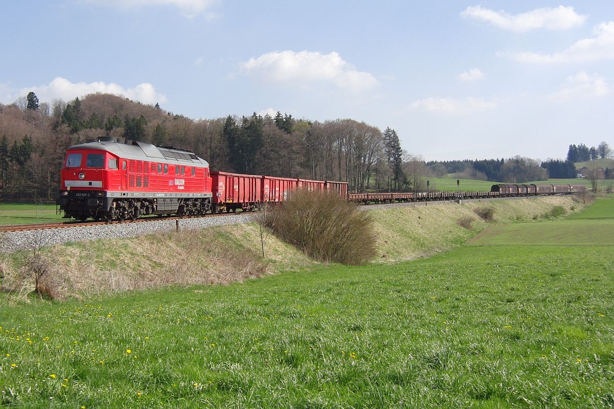 232 527-2 in Fahrtrichtung Aulendorf hat am 08.04.2011 gerade Alttann passiert.