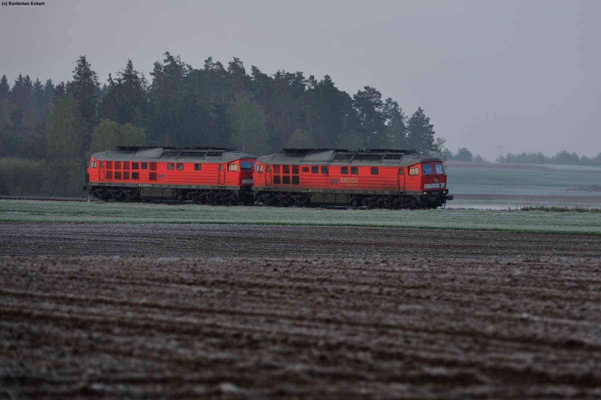 232 527 und 232 365 als Lokzug Richtung Marktredwitz bei Oberteich, 19.04.2014