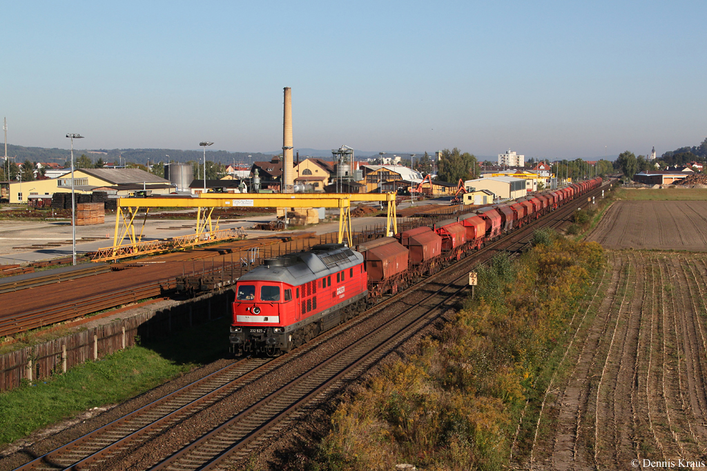 232 527 mit einem Gterzug am 03.10.2013 bei Schwandorf.