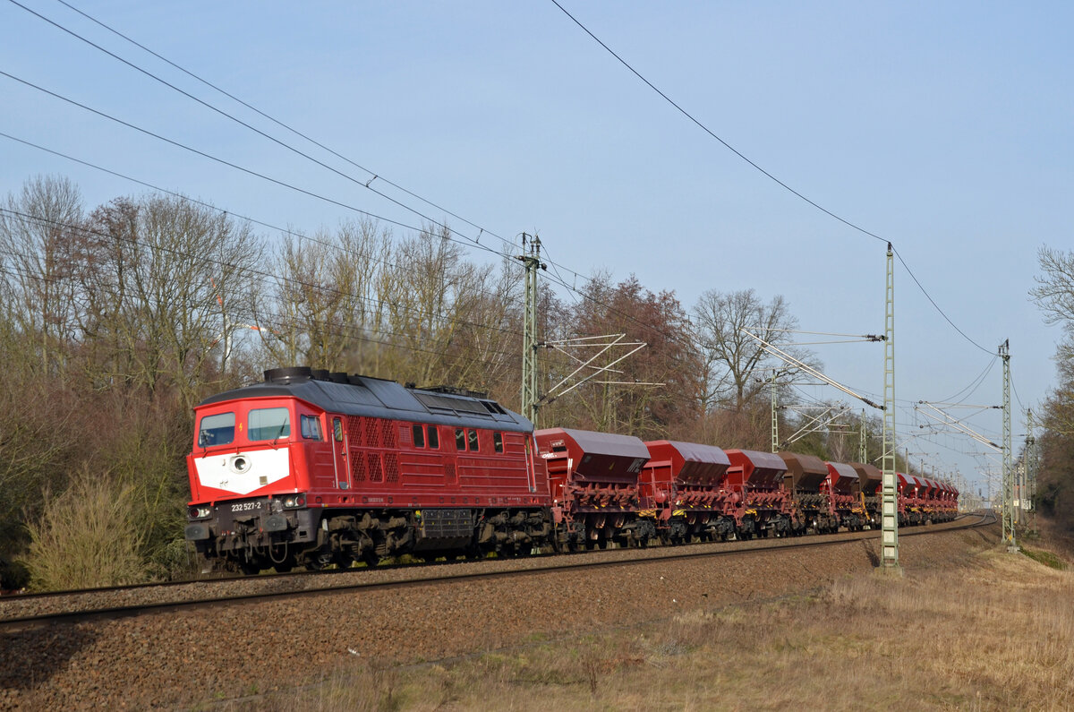 232 527 der WFL schleppte am 13.02.22 einen Schotterzug durch Burgkemnitz Richtung Bitterfeld.