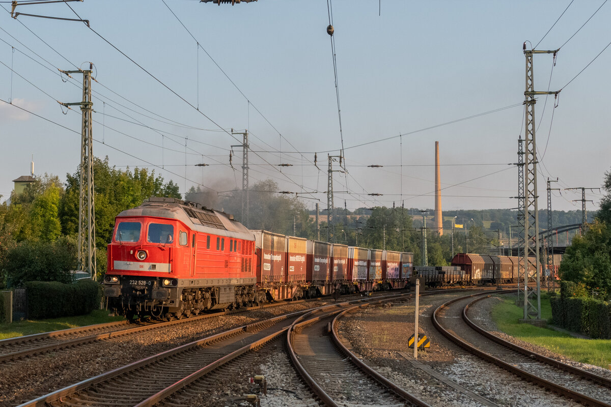 232 528 zieht ihren EZ 51642 aus dem Saalfelder Bahnhof nach Weimar. Am Zugschluss schob 232 909 mit. So gesehen am 09.09.2021