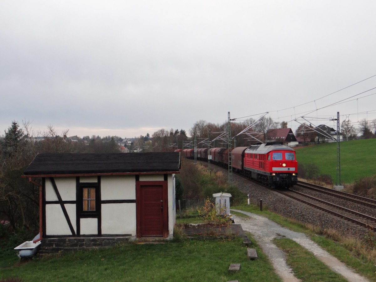 232 535 mit einem Drahtrollenzug, zusehen am 01.11.13 in Jssnitz/V.