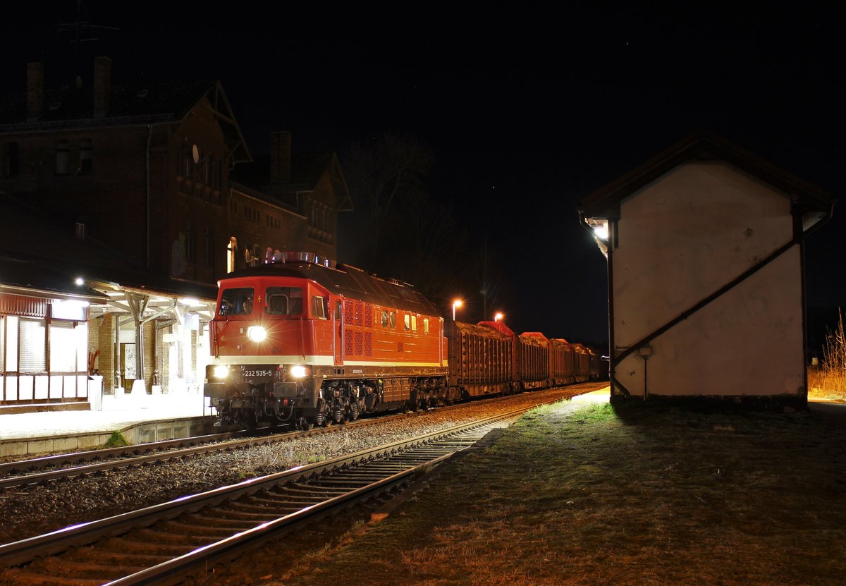 232 535 (WFL) fuhr am 25.02.20 einem Holzzug von Triptis nach Kaufering. Hier ist der Zug in Neustadt an der Orla zu sehen.
