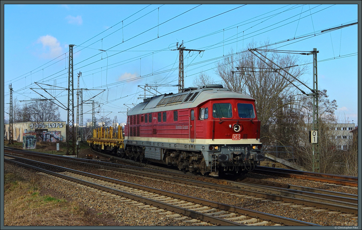232 550-4 der DB Bahnbau Gruppe zieht am 27.02.2022 einen Leerzug von Magdeburg-Rothensee Richtung Königsborn und passiert dabei gerade den Abzweig Magdeburg-Brücke unmittelbar vor der Elbbrücke.