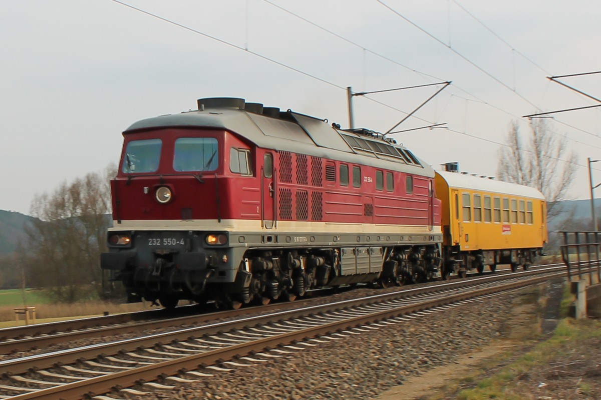 232 550-4 fährt mit einem Bahnbau-Wagen bei Jena-Maua in Richtung Jena-Göschwitz.