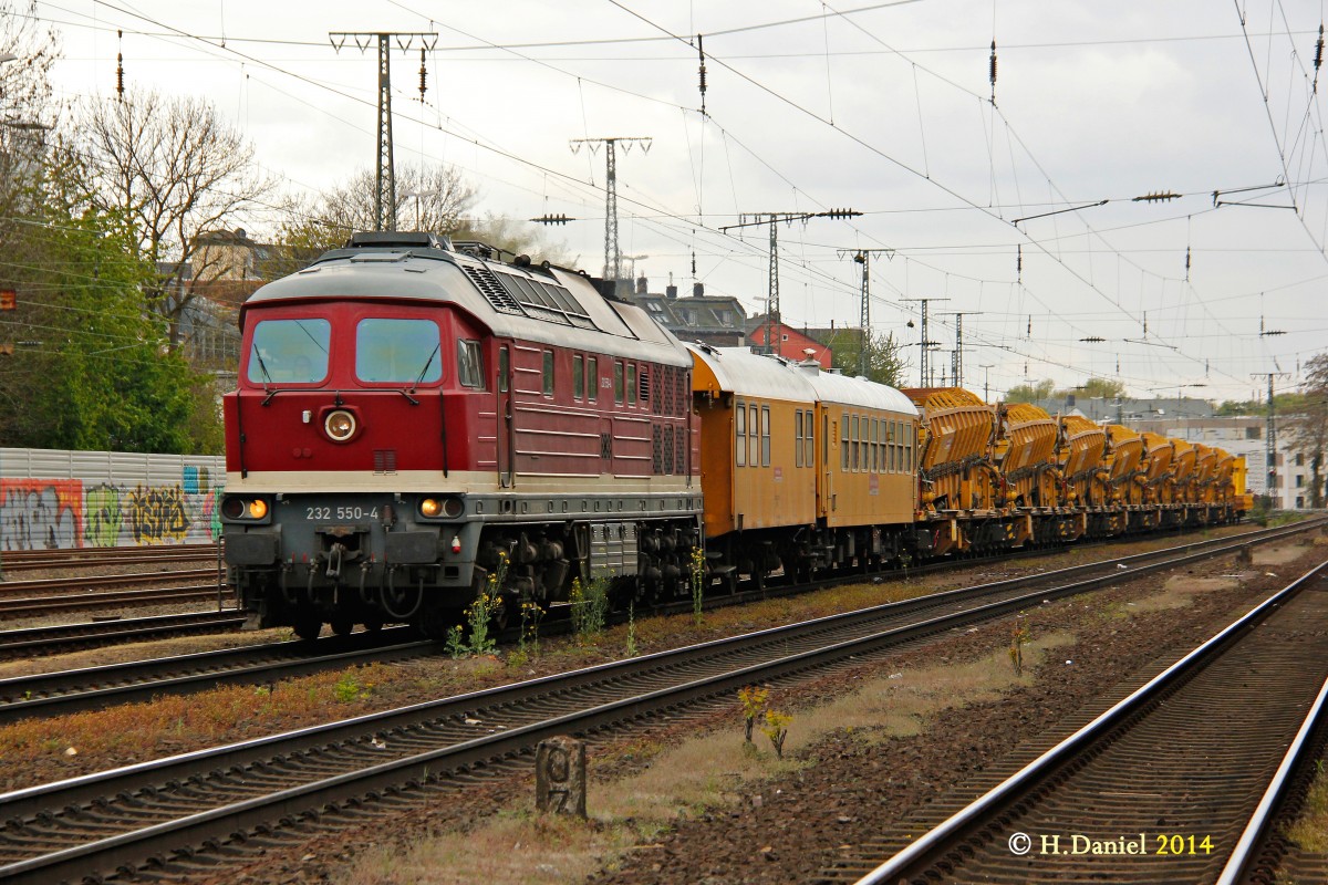 232 550-4 (Ludmilla) DGT mit einem Bauzug am 15.04.2014 in Köln West.