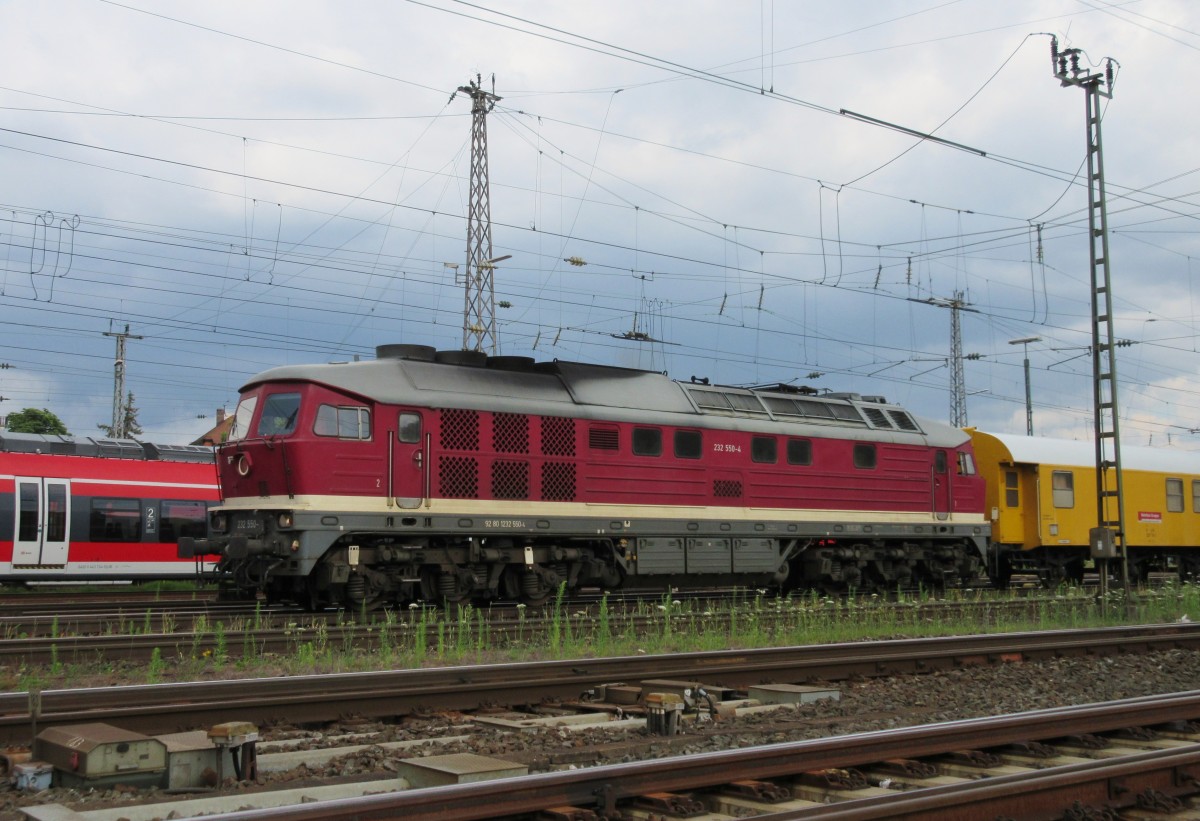 232 550-4 zieht am 05.Juli 2014 einen Bauzug aus dem Bahnhof Bamberg in Richtung Lichtenfels.