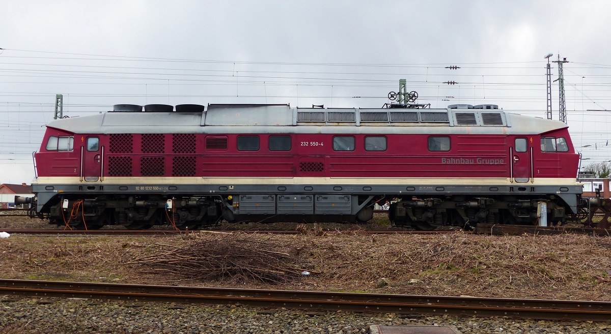 232 550 DB BahnBau abgestellt in Rheine, 12.03.20. Aufnahme von einem Seitenweg.