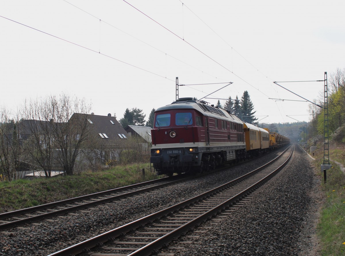 232 550 der DGT fuhr am 06.04.14 mit einem Bauzug durch Jößnitz/V.