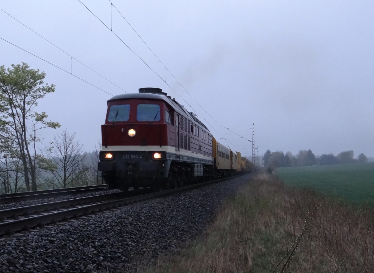 232 550 der DGT zusehen bei Nieselregen am 10.04.14 an der Schöpsdrehe bei Plauen/V.